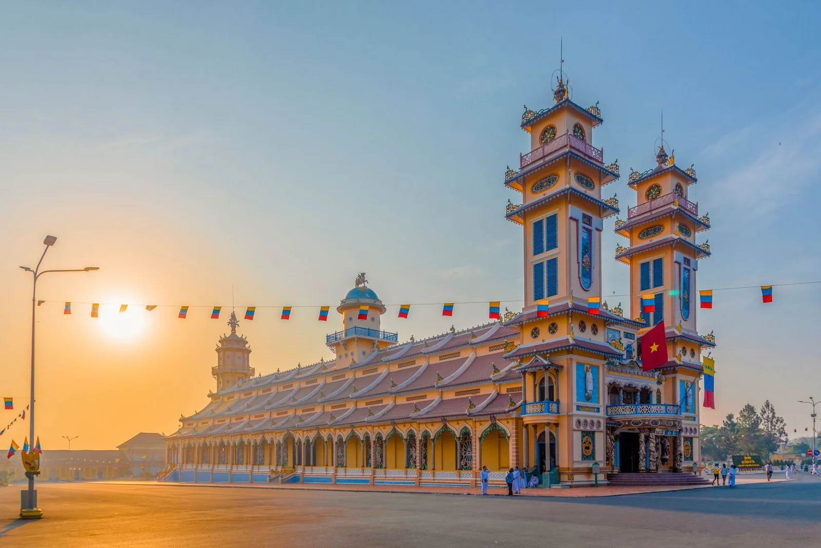Hà Nội – Sài Gòn – Củ Chi – Tây Ninh – Mỹ Tho – Bến Tre – Hà Nội 4N3Đ