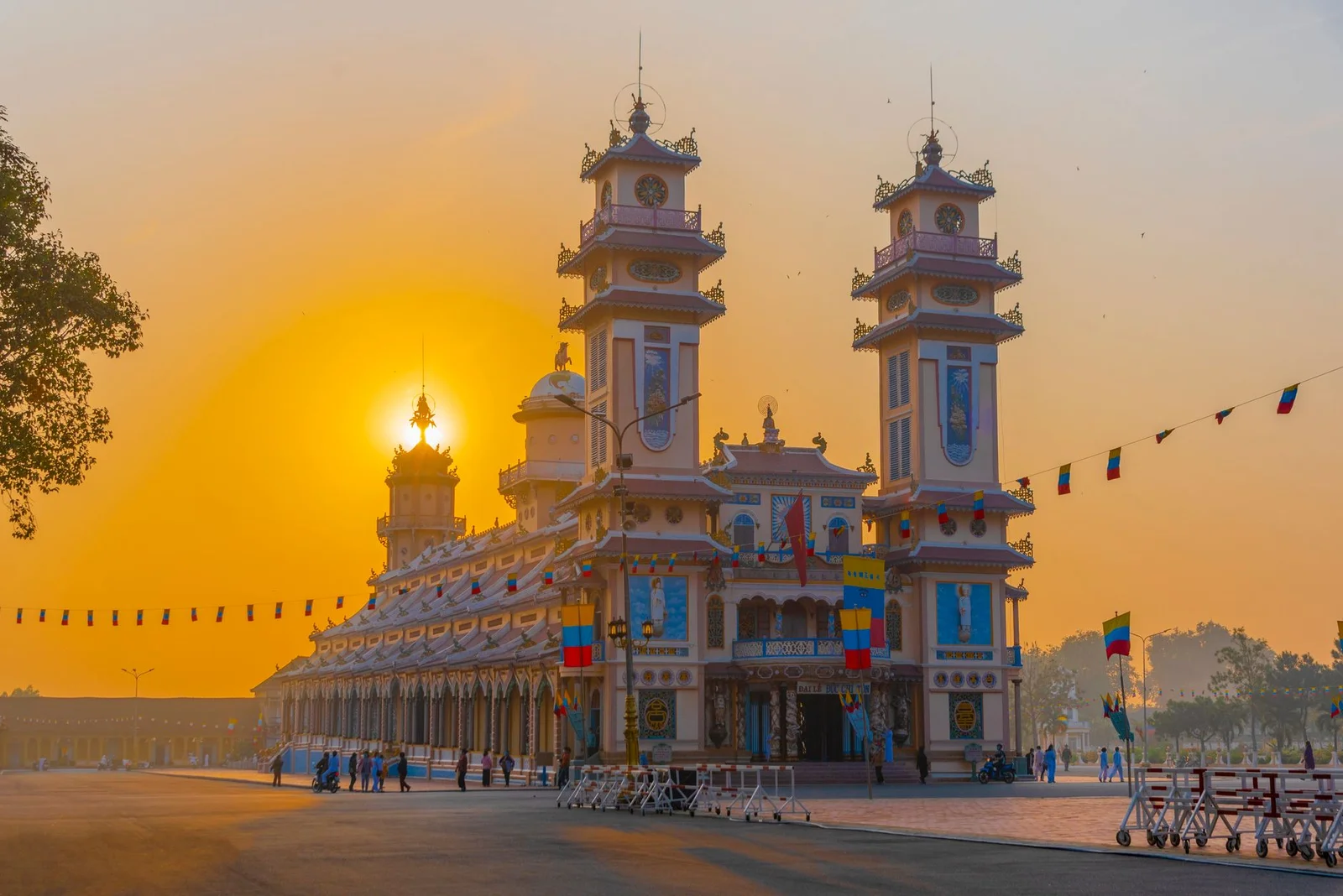Hà Nội – Sài Gòn – Củ Chi – Tây Ninh – Mỹ Tho – Bến Tre – Hà Nội 4N3Đ